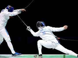 El italiano Andrea Santarelli (i) compite ante el israelí Yuval Shalom Freilich (d) durante la final individual masculina de espada correspondiente a los Europeos de esgrima de Düsseldorf (Alemania), este martes. EFE