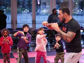 El expeleador brasileño y leyenda de las artes marciales mixtas Rodrigo Minotauro participa este martes en Montevideo (Uruguay), en un entrenamiento de esta disciplina dirigido a niños y jóvenes que hacen parte de proyectos sociales locales y alumnos de más de 30 gimnasios uruguayos. EFE