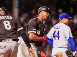 El jardinero izquierdo de los Medias Blancas Eloy Jimenez (C) reacciona después de batear una carrera RBI doble este martes, durante el juego entre los Medias Blancas de Chicago y los Cachorros de Chicago en el Wrigley Field de Chicago, Illinois (Estados Unidos). EFE