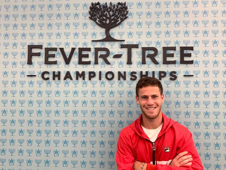 Diego Schwartzman (Buenos Aires, 1992) ganó hace unas horas el segundo partido en hierba de su carrera y se prepara para el mayor obstáculo de Queens, Marin Cilic, campeón en 2018. El bonaerense se reunió con Efe en la abarrotada sala de jugadores del torneo londinense, mientras la lluvia azotaba la capital. EFE