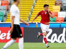 Burnley have put in an offer for Genk's Maehle. EFE