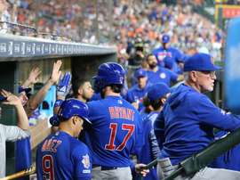 AEl bateador designado de los Cachorros Kris Bryant (c) llega al dugout donde recibe la felicitación de sus compañeros, ante la presencia del piloto Joe Maddon (d) y el puertorriqueño Javier Báez (2i), durante un partido de Grandes Ligas (MLB). EFE