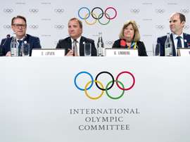 (De izq a der) Los representantes de la candidatura de Estocolmo-Are El presidente del Comité Olímpico sueco, Mats Arjes; el primer ministro sueco, Stefan Lofven; la componente sueca del Comité Olímpico Internacional, Gunilla Lindberg, y el presidente de la Candidatura Estocolmo-Are 2026, Richard Brisius, dan una rueda de prensa en el ámbito de la primera jornada de la 134º sesión del Comité Olímpico Internacional (COI), en Lausana (Suiza) este lunes. EFE