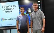 Carolina Marín, campeona olímpica, triple campeona del mundo y cuatro veces campeona de Europa de bádminton, durante la rueda de prensa que ofreció este lunes en Madrid para hablar de su recuperación y del próximo Mundial. Junto a ella, su entrenador Fernando Rivas. EFE