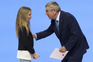 El presidente del Comité Olímpico Internacional (COI), el alemán Thomas Bach (d), recibe el sobre de la candidatura de Milán-Cortina dAmpezzo que la acredita como ganadora para organizar los Juegos Olímpicos de Invierno del año 2026, este lunes en Lausana (Suiza). EFE