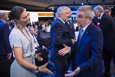 El presidente del Comité Olímpico Internacional (COI), Thomas Bach (dcha), saluda a la princesa Victoria de Suecia tras el anuncio de Milán-Cortina dAmpezzo como sede de los Juegos de invierno del año 2026, durante la primera jornada de la asamblea del COI que se celebra en Lausana (Suiza). EFE