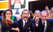 El alcalde de Milán, Giuseppe Sala (c), junto a integrantes de la candidatura de Milán-Cortina dAmpezzo, celebran la decisión del Comité Olímpico Internacional (COI) de que sea la ciudad italiana la que organice los Juegos Olímpicos de Invierno del año 2026, este lunes en Lausana (Suiza). EFE