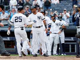 Gleyber Torres (i) de los Yanquis celebra con su compañero de equipo Aaron Hicks (c) ante la mirada de Travis dArnaud (d) de los Mantarrayas, durante un partido. EFE