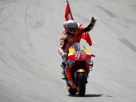 El piloto español de MotoGP, Marc Márquez, del equipo Repsol Honda, saluda al público tras imponerse en la carrera del Gran Premio de Cataluña de Motociclismo en el Circuito de Barcelona-Cataluña, el pasado 16 de junio. EFE