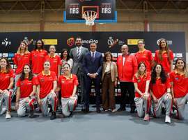 El presidente del Gobierno, Pedro Sánchez, junto a la vicepresidenta del Gobierno, Carmen Calvo, despide a la selección femenina de baloncesto que participará en el EuroBasket despidió aywe a la selección femenina de Baloncesto que participará en el Eurobasket. EFE