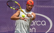 El tenista español Rafael Nadal durante el último entrenamiento de la semana en las pistas de hierba del Mallorca Open con el objetivo de acelerar su puesta a punto para el torneo de Wimbledon. EFE