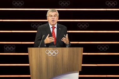 El presidente del Comité Olímpico Internacional (COI), Thomas Bach, da un discurso durante la 134ª sesión del COI en Lausana (Suiza). EFE
