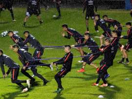 Vargas, Arias e Isla se perdieron el lluvioso entrenamiento. efe/Sebastião Moreira