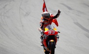 El piloto español de MotoGP, Marc Márquez, del equipo Repsol Honda, saluda al público tras imponerse en la carrera del Gran Premio de Cataluña de Motociclismo que se disputó en el Circuito de Barcelona-Cataluña. EFE/ Alejandro García