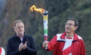 Fotografía cedida por prensa de la Presidencia que muestra al presidente del Perú, Martín Vizcarra (d), acompañado del alcalde de Lima, Jorge Muñoz (i), mientras recibe este miércoles la antorcha panamericana de los juegos de Lima 2019, en la ciudadela Inca de Machu Picchu, en la región andina del Cusco (Perú) . EFE/ Cortesía Prensa Presidencia