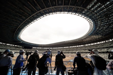 Miembros de los medios de comunicación visitan el interior del nuevo Estadio Nacional, utilizado como el Estadio Olímpico de Tokio 2020, este miércoles, durante una vista previa de prensa en Tokio (Japón). EFE/ Kimimasa Mayama
