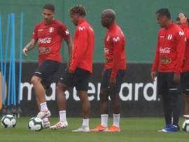 Perú entrenó bajo el diluvio y con Flores y Carrillo. EFE