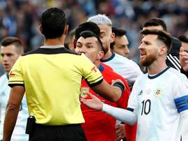 L'arbitre qui expulse Gary Medel et Lionel Messi en Copa América 2019. EFE