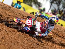 El español Jorge Prado (KTM), defensor del título de la categoría MX2 del Mundial de motocross, no lo tuvo nada fácil en el GP de Indonesia, disputado en Palembang, donde dejó escapar una manga -la segunda-, pero aún así salió como ganador del fin de semana y con mayor ventaja sobre el danés Thomas Kjer Olsen (Husqvarna). EFE/KTM/Ray Archer