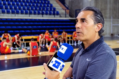 El seleccionador nacional de baloncesto, Sergio Scariolo, ofrece declaraciones a la Agencia Efe durante el entrenamiento que los jugadores de la selección española masculina sub18 realizan hoy en Logroño para preparar el Campeonato de Europa. EFE/ Abel Alonso