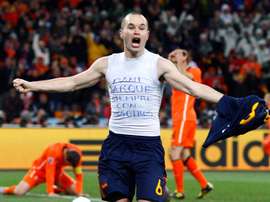 Iniesta entrou na história do futebol espanhol neste momento. EFE