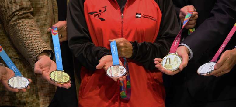 Vista de las medallas de los Juegos Panamericanos y Parapanamericanos 2019 que son presentadas este jueves durante una ceremonia realizada en el local de la Sociedad Nacional de Minería, Petróleo y Energía (SNMPE) de la ciudad de Lima (Perú). EFE/Ernesto Arias