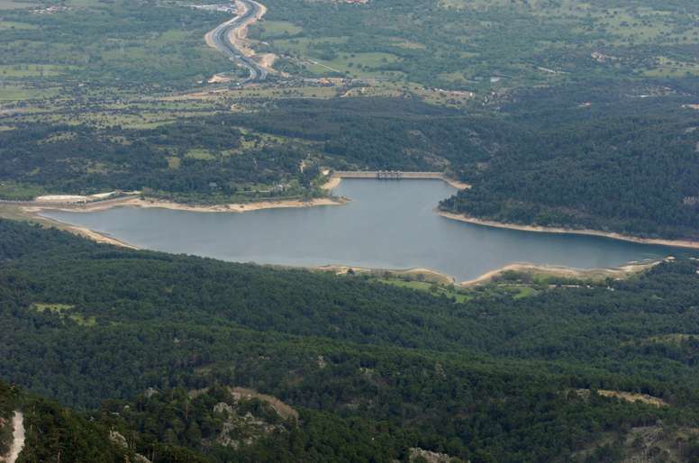 Vista aérea del Pantano de La Jarosa, cerca de la localidad madrileña de El Escorial. EFE/J.L. PINO/Archivo