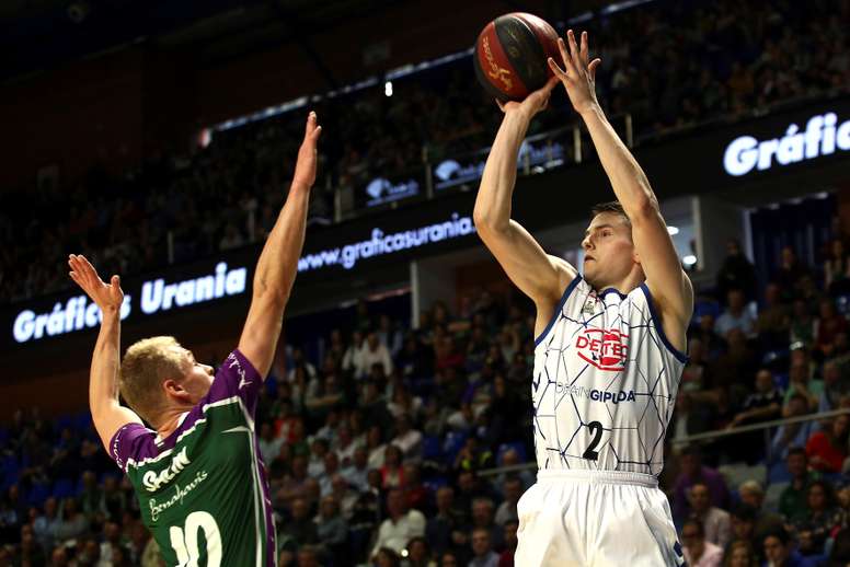 El base estadounidense del Delteco GBC, Nick Zeisloft (d) ante el escolta finlandés del Unicaja de Málaga Sasu Salin (i) durante un partido la pasada temproada. EFE/Daniel Pérez/Archivo