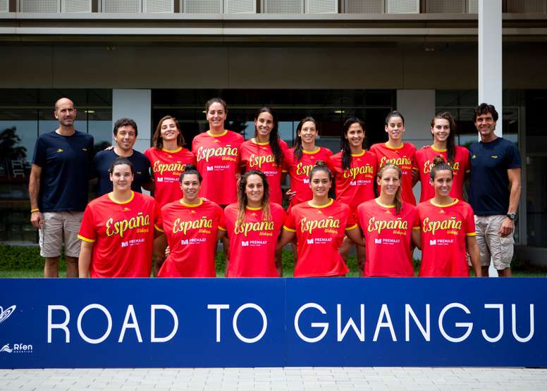 Las componentes de la selección absoluta de española de waterpolo, junto al cuerpo técnico, posan para los medios de comunicación. EFE/Enric Fontcuberta