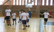 El jugador de la NBA Willy Hernangómez (i) que viernes ha participado en un entrenamiento con equipos de los Juegos Especiales de Extremadura dentro del XIII Campus Calderón, que organiza la fundación del jugador extremeño de la NBA José Manuel Calderón (d), ha asegurado que el objetivo de la selección española en el próximo Mundial de China es claro: conseguir una medalla, intentar que sea la más brillante posible y, sobre todo, enfocados en los Juegos Olímpicos de Tokyo 2020.-EFE/Roberto López de la Cruz