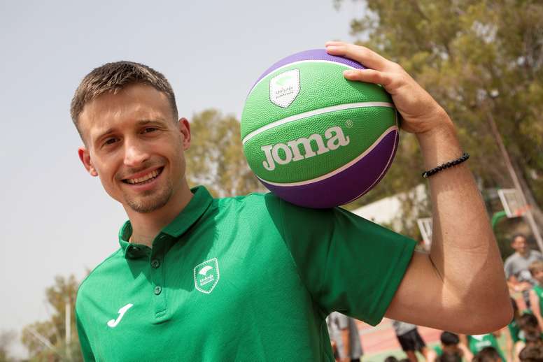 El escolta internacional serbio Aleksa Avramovic, durante su presentación como nuevo jugador del Unicaja. EFE/Daniel Pérez