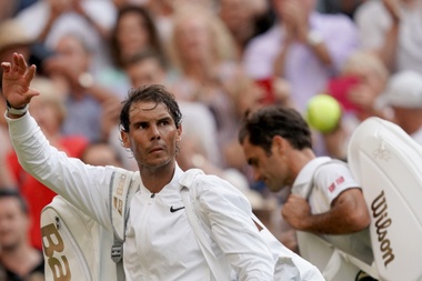 El español Rafael Nadal se despide tras perder ante el suizo Roger Federer en el partido de semifinal durante el Campeonato de Wimbledon en el All England Lawn Tennis Club, en Londres, Gran Bretaña, 12 de julio de 2019. EFE /Nic Bothma