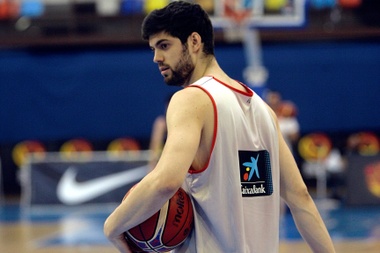 El jugador de baloncesto Ricky Rubio, junto a Luca, el niño que da nombre al proyecto, durante el acto celebrado este viernes en el que The Ricky Rubio Foundation , la fundación de baloncestista catalán de la NBA, el Hospital Vall dHebron de Barcelona y el Departamento de Salud de la Generalitat han presentado el proyecto Luca para apoyar a los niños con cáncer. EFE/ Enric Fontcuberta