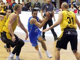 Alex López, del San Pablo Burgos, con el balón ante la defensa de Pierre Gillet y Luca Staiger, del Iberostar Tenerife, durante un partido. EFE/Santi Otero/Archivo