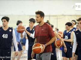 Nico Laprovittola, base del Real Madrid, enseña a jóvenes promesas del baloncesto este sábado en el Centro Nacional de Alto Rendimiento Deportivo (CENARD) durante una jornada del ProCamp en Buenos Aires (Argentina). EFE/ Enrique Garcia Medina