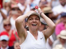 La rumana Simona Halep levanta el trofeo tras su victoria sobre la estadounidense Serena Williams en la final femenina del Campeonato de Wimbledon en el All England Lawn Tennis Club, en Londres, Gran Bretaña. EFE NIC BOTHMA SOLO USO EDITORIAL