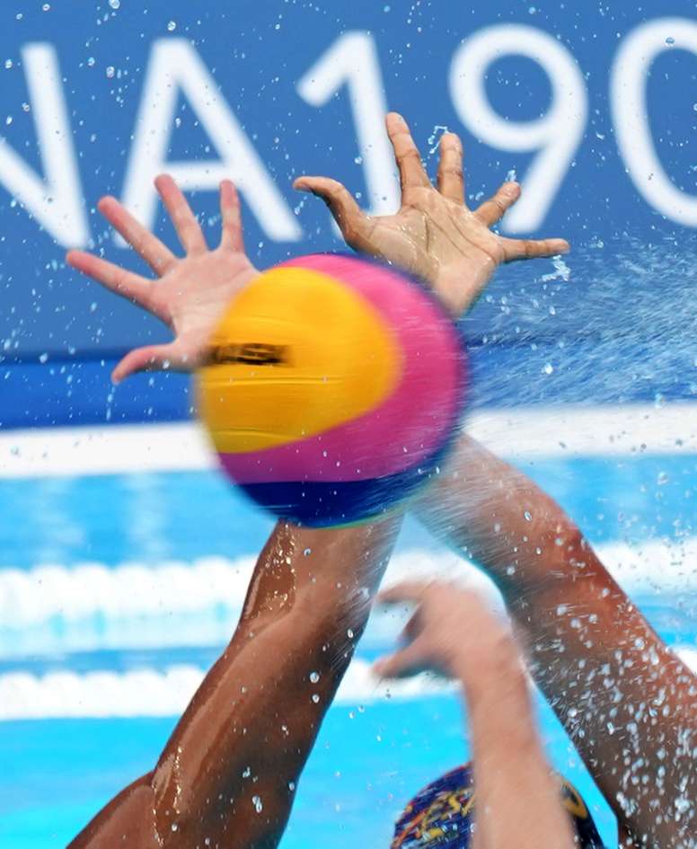 La selección española de waterpolo cayó hoy ante la de Hungría por 13 a 11 en un igualado encuentro del Mundial de Gwangju (Corea del Sur), y tendrá que pelear por obtener el pase a cuartos de final del torneo. EFE/Antonio Bat