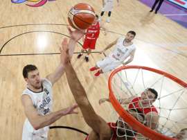 El jugador serbio Ognjen Kuzmic (i). EFE/TOLGA BOZOGLU/Archivo