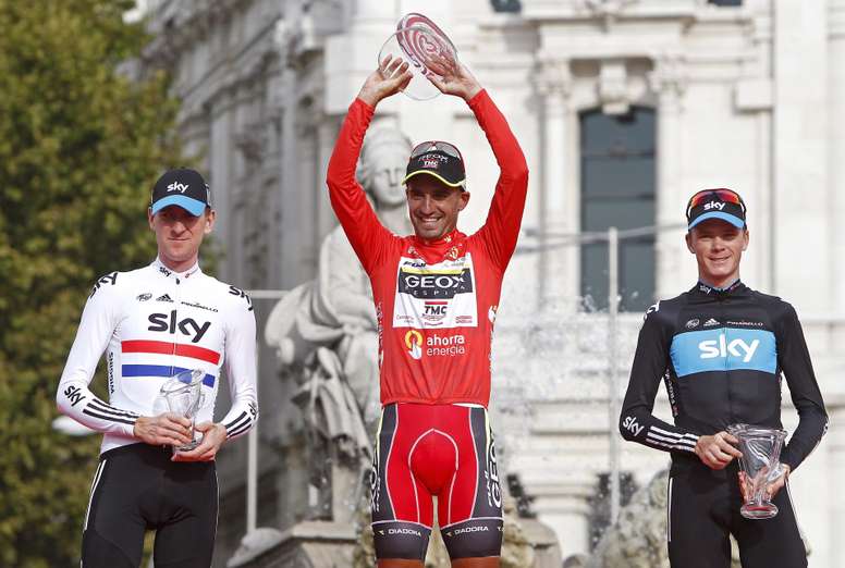 Juan Jose Cobo (c) y Christopher Froome (d) en el podio de la Vuelta a España de 2011. EFE/EPA/José Manuel Vida/Archivo