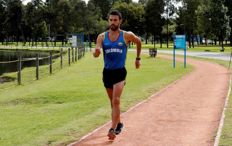 El atleta colombiano Eider Arévalo corre durante un entrenamiento en Bogotá (Colombia). El 13 de agosto de 2017 Eider Arévalo dio un salto cuántico en su carrera y fue justo al lado del Palacio de Buckingham donde se coronó campeón mundial de los 20 kilómetros de la marcha, una meta que cumplió tras sufrir mucho dolor en las piernas. EFE/Mauricio Dueñas Castañeda