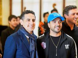 El cantante puertorriqueño Luis Fonsi (R) y el peruano Juan Diego Flórez, fundador de la orquesta Sinfonía por el Perú, participan este martes en un encuentro, en Lima (Perú). EFE/Christian Ugarte