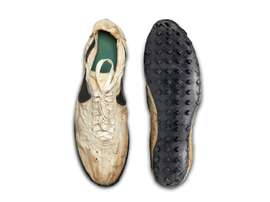 Fotografía cedida por la casa de subastas Sothebys donde se muestra un par de zapatillas de deporte de Nike Moon Shoe, el primer modelo de la marca en la que se utilizó la revolucionaria suela de tacos de goma, que fue adquirida por un coleccionista canadiense por más de 437.000 dólares en una subasta, informó este martes la compañía. EFE/Ryan Unruh/Sothebys
