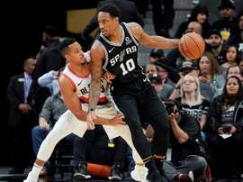 En la imagen un registro del escolta de los Spurs de San Antonio DeMar DeRozan (d). EFE/Archivo