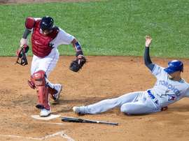 Boston Red Sox catcher Christian Vazquez (L) tags home before Toronto Blue Jays base runner Cavan Biggio (R) can score during the seventh inning at Fenway Park in Boston, Massachusetts, USA, 17 July 2019. (Estados Unidos) EFE/CJ GUNTHER