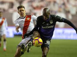 Álex Moreno a un pied à Benito Villamarin. EFE