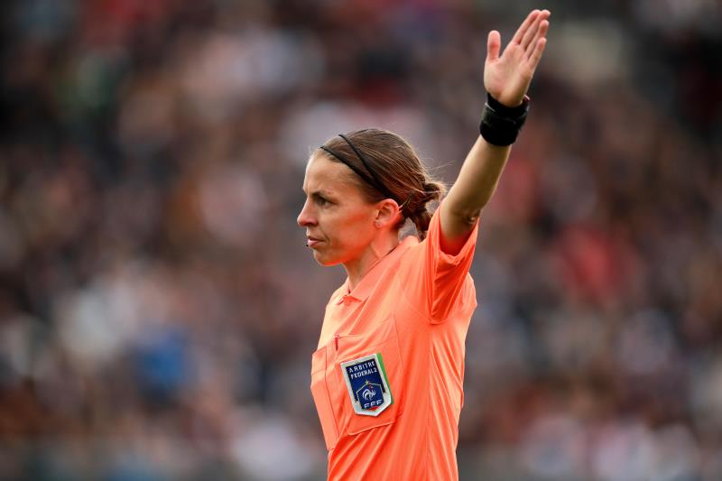 Stéphanie Frappart première femme arbitre d'une rencontre masculine majeure — Supercoupe d'Europe Stéphanie Frappart première femme arbitre d'une rencontre masculine majeure — Supercoupe d'Europe