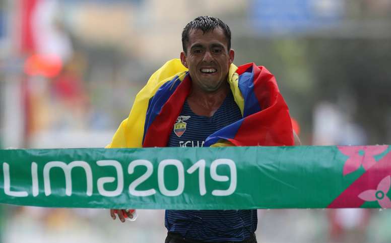 Paulino Villanueva de Ecuador gana la medalla de oro este domingo en la final masculina de marcha 50 km de los Juegos Panamericanos Lima 2019, en Lima (Perú). EFE/Martin Alipaz