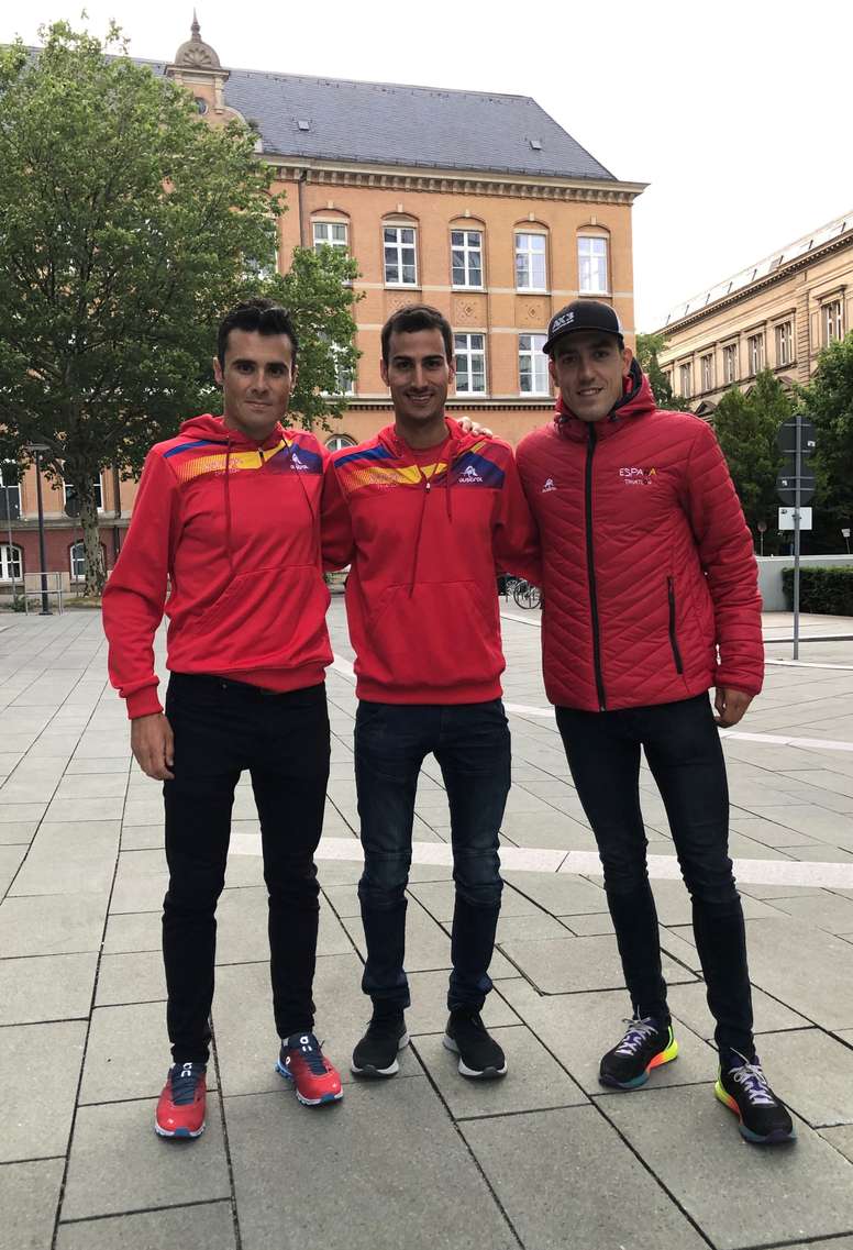 Los triatletas Javier Gómez Noya (i), único quíntuple campeón del mundo de toda la historia del triatlón; Mario Mola (c), triple oro mundial; y Fernando Alarza (d), posan en Hamburgo, localidad alemana donde el mes pasado disputaron la sexta prueba del Mundial EFE/Archivo Adrián R. Huber