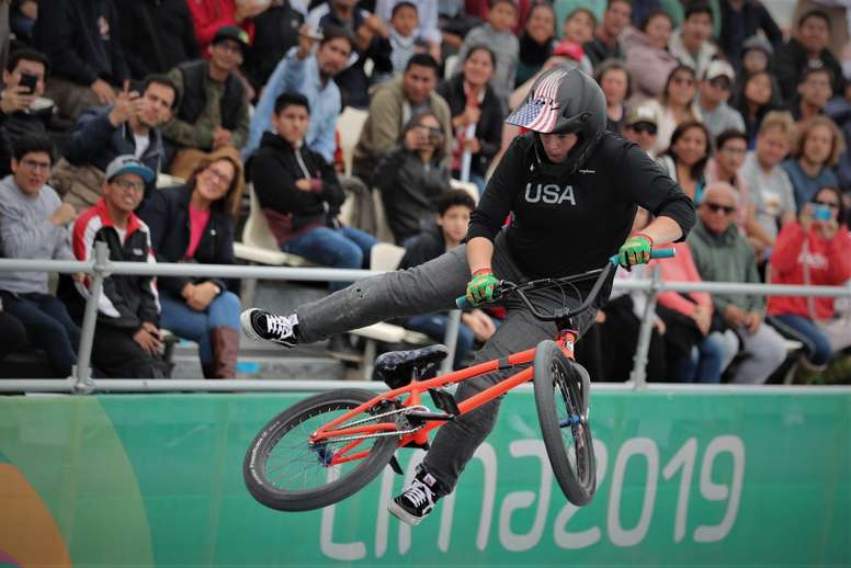 La estadounidense Hannah Roberts fue registrada este domingo, durante la prueba de BMX estilo libre femenino de los Juegos Panamericanos Lima 2019, en Lima (Perú). Roberts se adjudicó la presea dorada. EFE/Paolo Aguilar