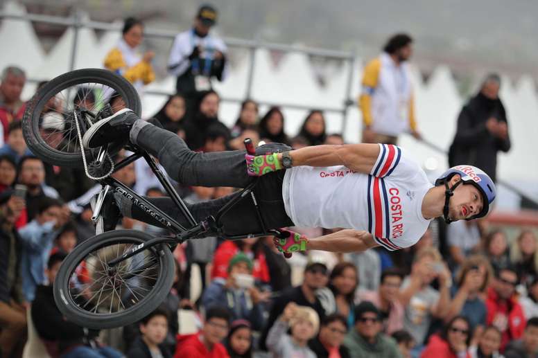 Kenneth Tencio, de Costa Rica, fue registrado este domingo, durante las pruebas de BMX estilo libre masculino de los Juegos Panamericanos Lima 2019, en Lima (Perú). EFE/Paolo Aguilar